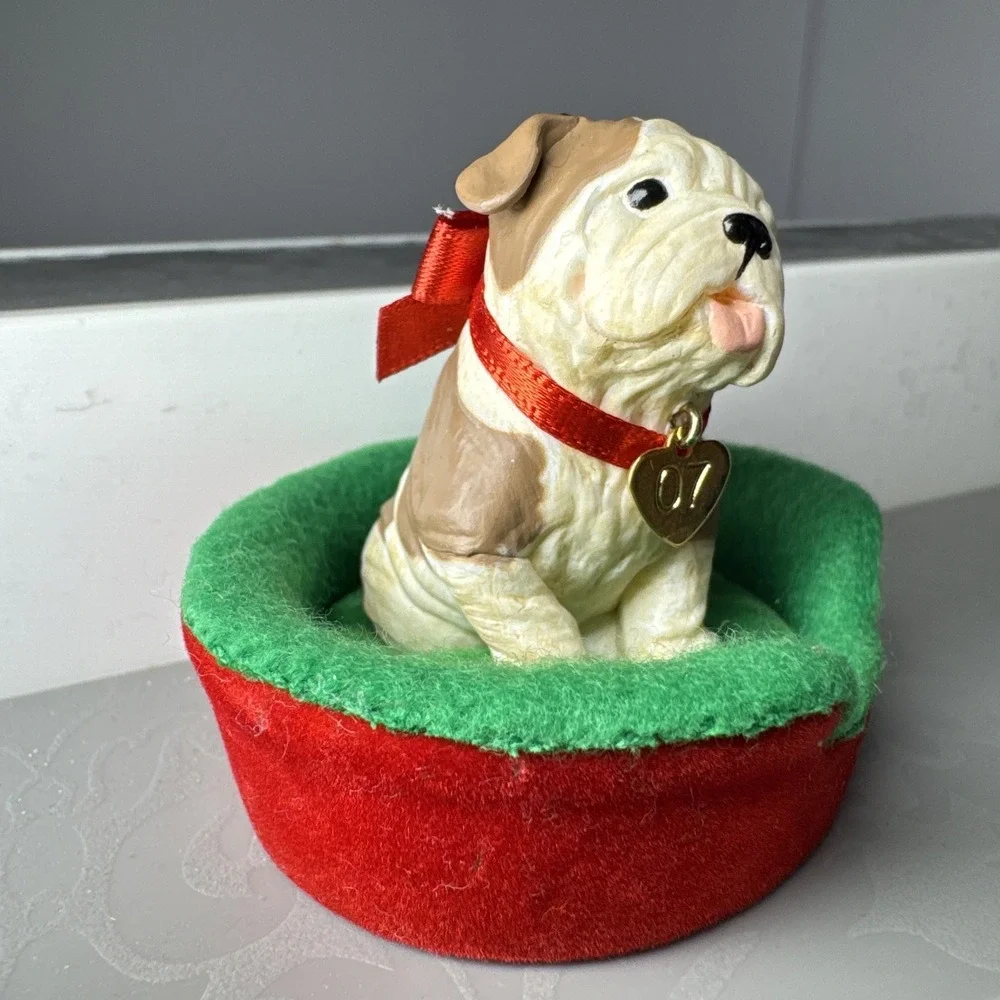 2007 Hallmark Keepsake Christmas Ornament Puppy Love 17th English‎ Bulldog